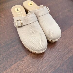Aryn Rose Beige Women's Clogs, size 7